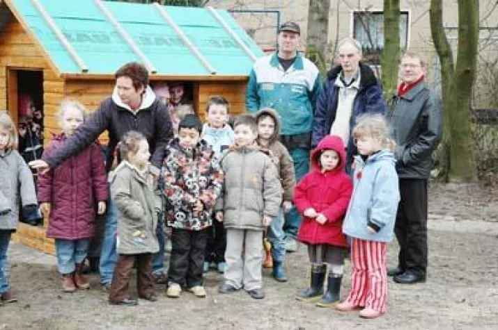 Bild: FIBAV und Elm Bau übergeben Kinderspielhaus an Kita Gliesmarode