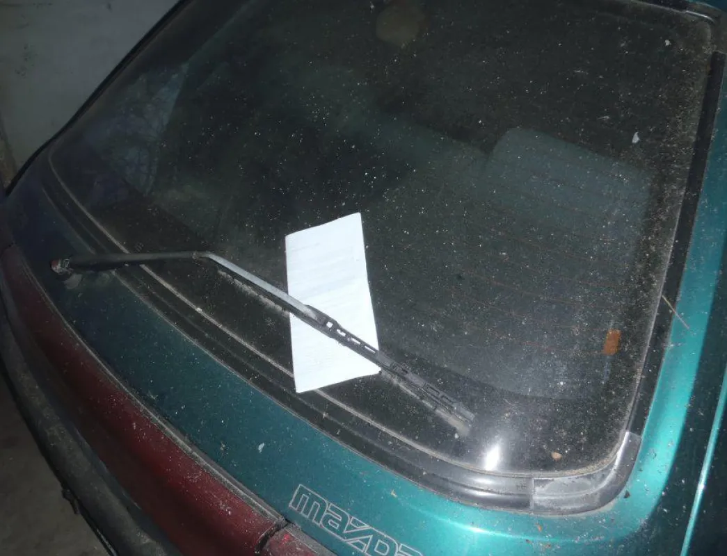 Ein Zettel auf der Heckscheibe kann von Autodieben angebracht worden sein Achten Sie auf verdächtige