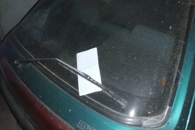 Bild: Neuer Trick der Autodiebe: Zettel auf der Autoscheibe