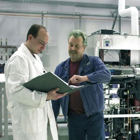 Bild: european fuel cell gmbh: Erstes Brennstoffzellen-Heizgerät für den deutschen Feldtest; die Schulung des Fachhandwerks beginnt in Hamburg