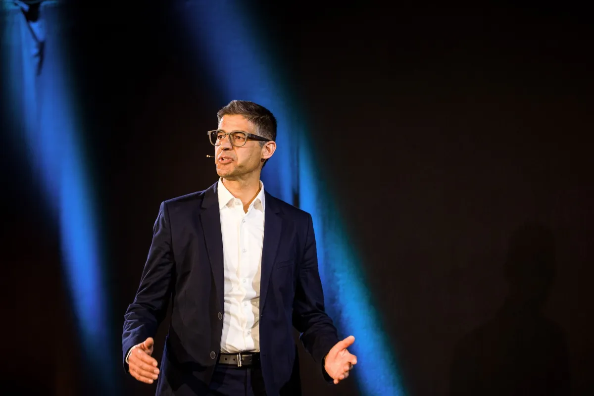 Michael Böhm beeindruckt mit seiner Rede über Persönlichkeit beim Internationalen Speaker Slam. (© @dominikpfau)