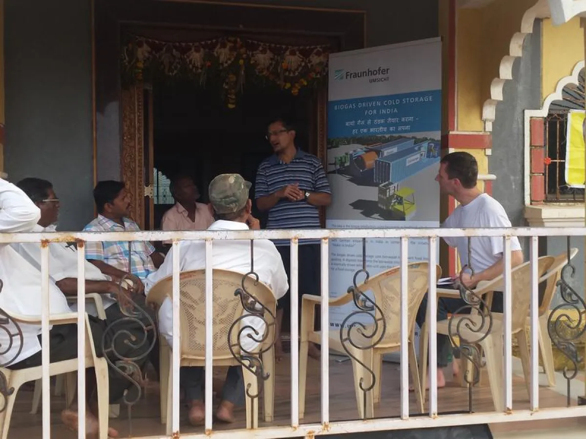 Vortrag von Fraunhofer UMSICHT über Biokälte-Anlagen im Fischerdorf bei Guhagar. (Fraunhofer UMSICHT)