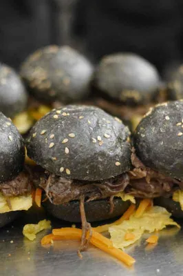 Bild: WM-Burger in Schwarz-Rot-Gold bei Optimahl