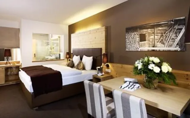 Bild: Entspannen in Europas erstem Wald-Spa: Neueröffnung waldSPA & waldHAUS im Hotel Forsthofgut