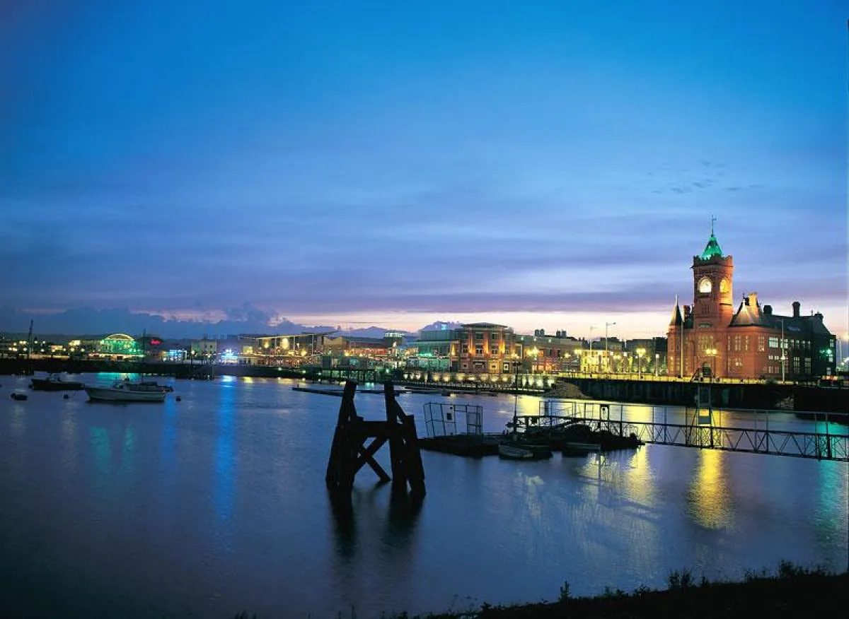 Cardiff_Stadtansicht bei Nacht