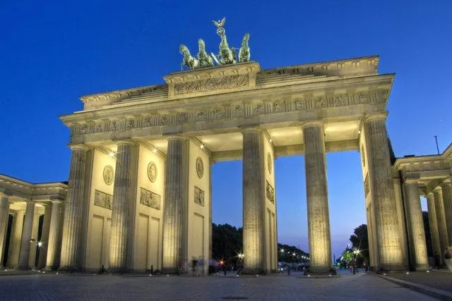 Viele Wege führen über Berlin -auch Trapezbleche aus Holdorf Bild: Viele Wege führen über Berlin -auch Trapezbleche aus Holdorf