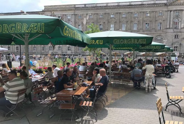 Bild: Perfektes Bier zur neuen Jahreszeit: Zum Sommeranfang gibt’s im Brauhaus GEORGBRÆU das „Sommerweizen"