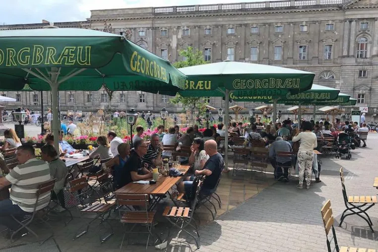 Bild: Perfektes Bier zur neuen Jahreszeit: Zum Sommeranfang gibt’s im Brauhaus GEORGBRÆU das „Sommerweizen"