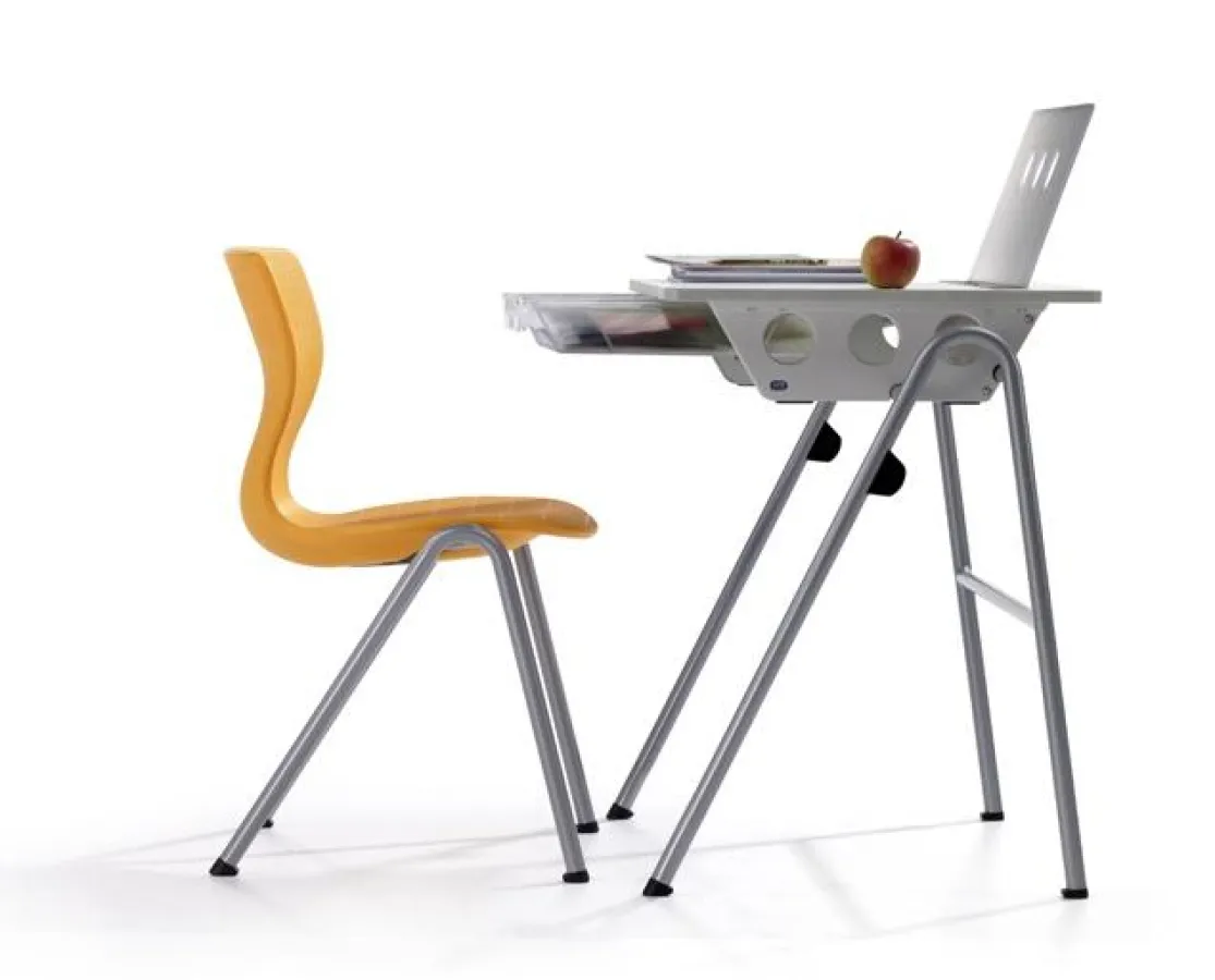 Der innovative Alleskönner, der voller Ideen steckt: Vierbeintisch Compass mit Vierbeinstuhl Compass von VS.