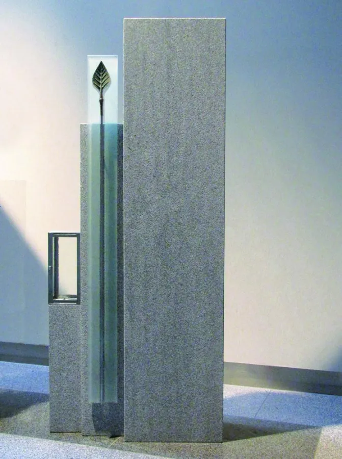 Grabstein mit Glas, Edelstahl und Bronze von Stephan Pointner