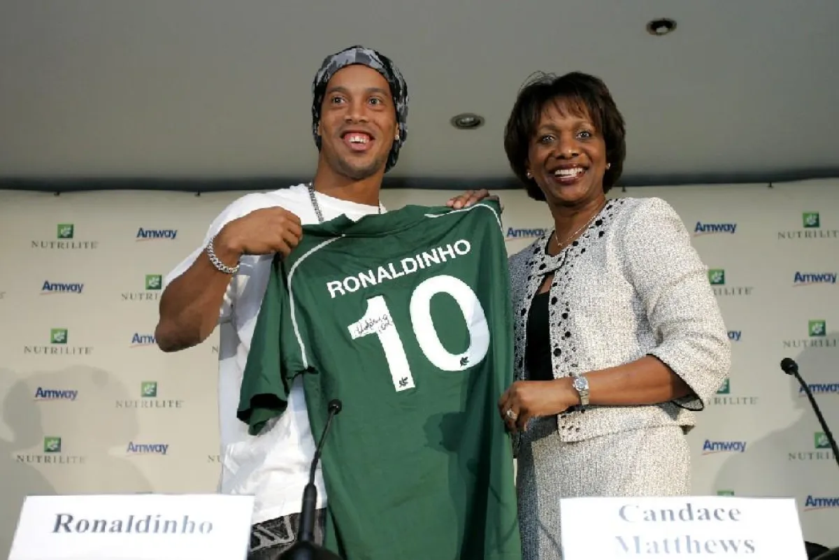 Fussballstar Ronaldinho und Candace Matthews (Marketing Chefin von Amway weltweit) bei der Bekanntgabe der Kooperation