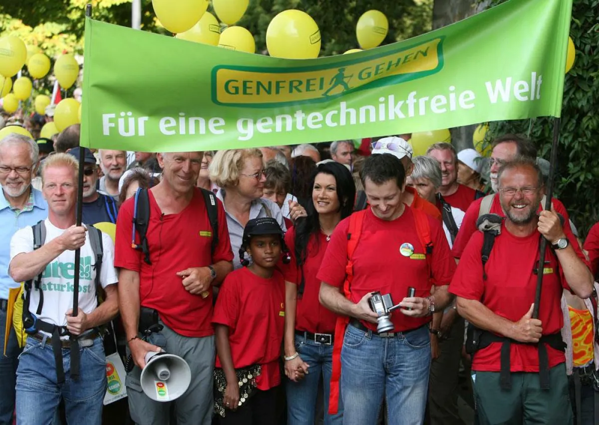 „Stecken Sie den Kopf nicht in den Sand, sondern setzen Sie sich gemeinsam mit der Initiative „Genfrei Gehen“ für eine gentechnikfreie Welt ein!“ Ihr Joseph Wilhelm
