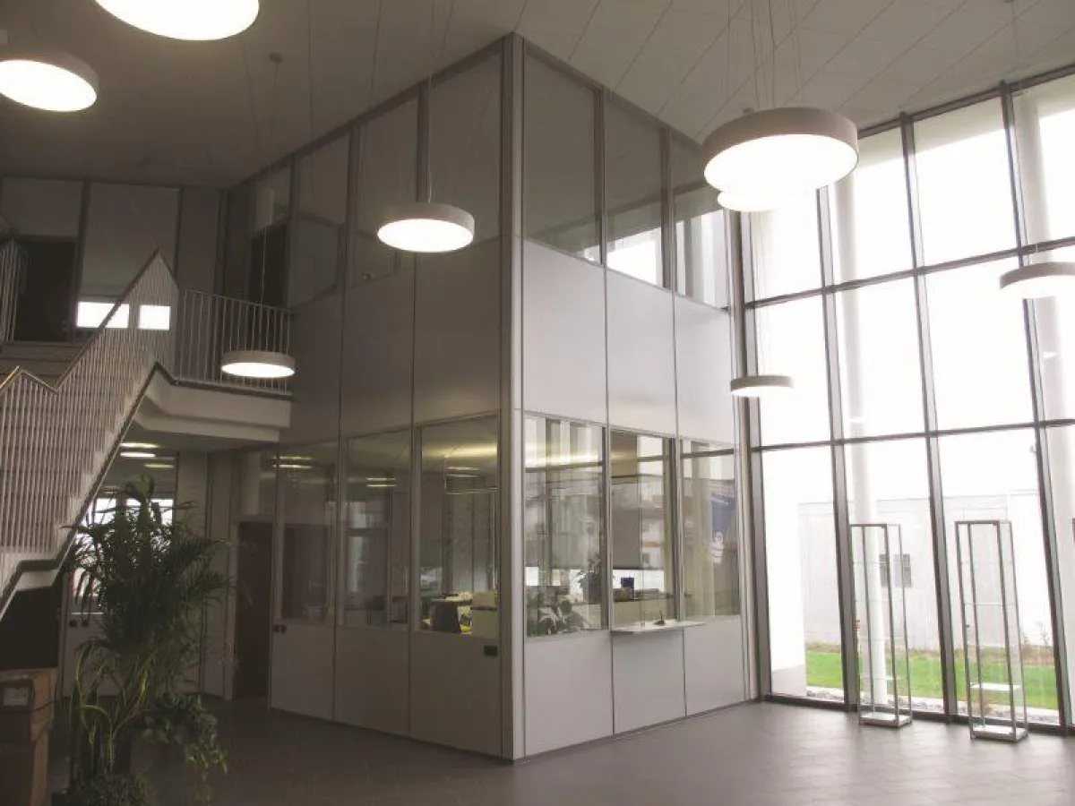 Raumhöhen nutzen: Zweistöckiges Hallenbüro mit integrierter Lagerbühne