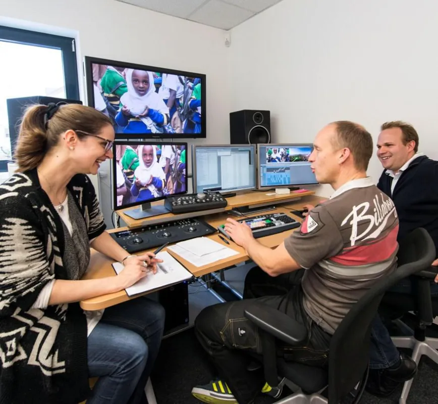 (Foto: hl-studios, Erlangen) – Das Regie-Team von hl-studios beim finalen Schneiden des CSR-Films