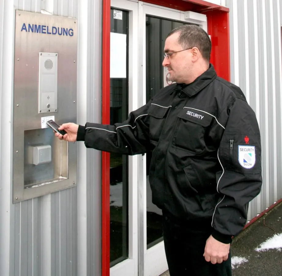 Ein Wächter führt am Kontrollpunkt eine Buchung durch.