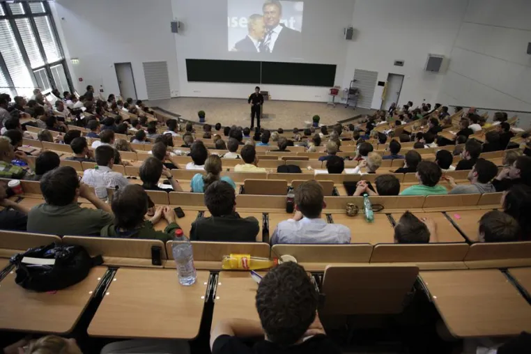 Netzlink und die FH Wedel unterzeichnen Kooperationsvertrag Bild: Netzlink und die FH Wedel unterzeichnen Kooperationsvertrag