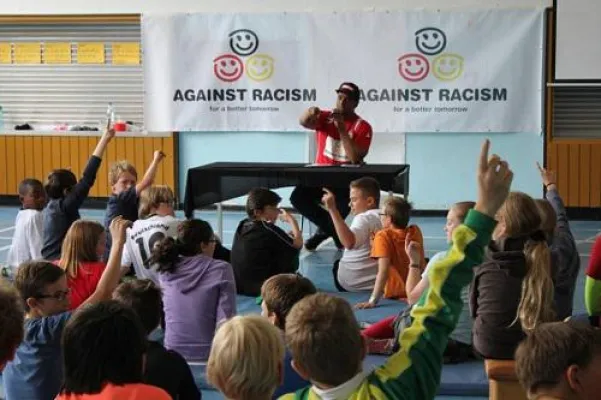 Bild: „Against Racism“ mit Musiker 2schneidig an Rostocker Gesamtschule