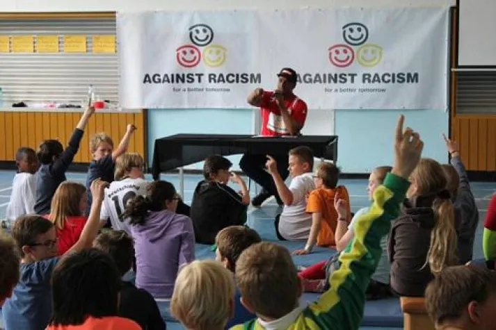 Bild: „Against Racism“ mit Musiker 2schneidig an Rostocker Gesamtschule