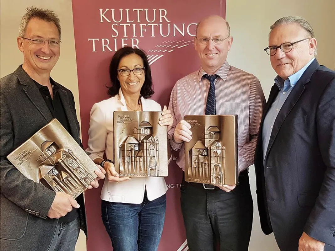 Vrnl: Vorstandsvorsitzender Harry Thiele dankt den Kulturstiftern Dr. Stefan Ahrling, Hiltrud Zock,