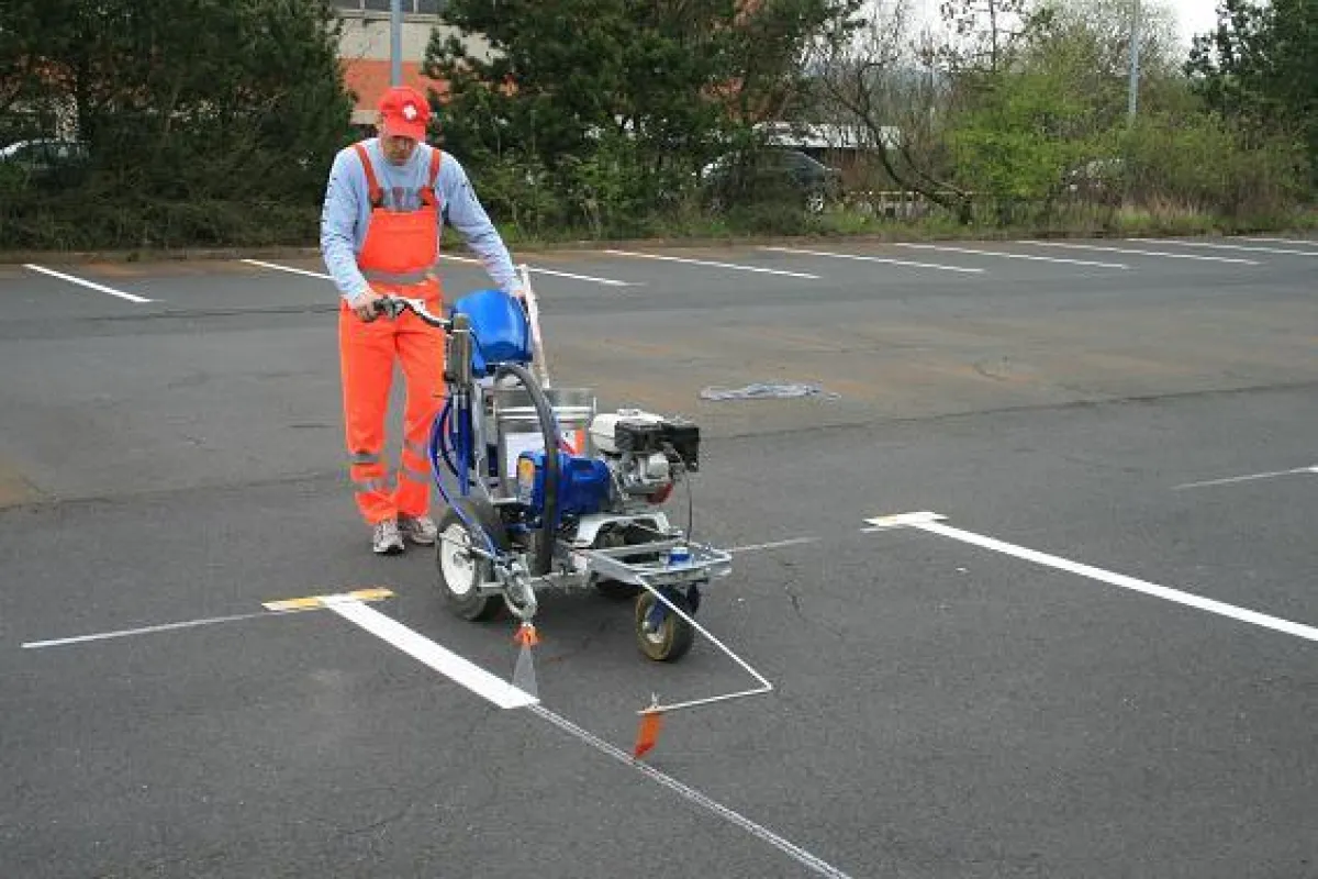 Parkplatzmarkierung mit modernster AIRLESS-Technik