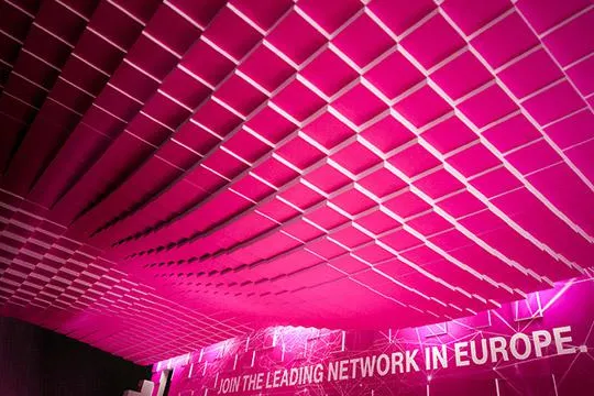 KMS BLACKSPACE setzt erstmals den Messestand der Deutschen Telekom auf dem »Mobile World Congress 2015« um Bild: KMS BLACKSPACE setzt erstmals den Messestand der Deutschen Telekom auf dem »Mobile World Congress 2015« um