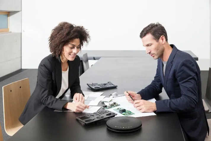 Against all odds: Snom stellt weiter ein! Bild: Against all odds: Snom stellt weiter ein!