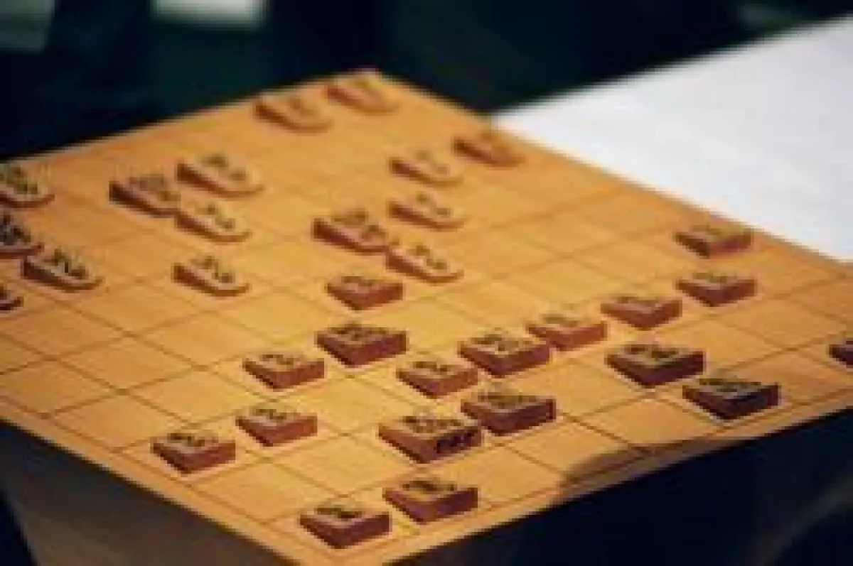 ein schönes Shogi-Brett mit Holzfiguren