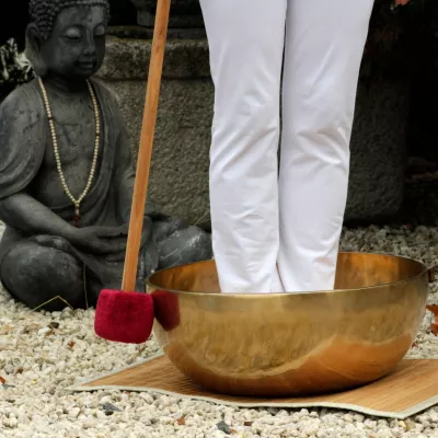 Bild: Entspannende Klangmassage mit XXL-Klangschalen