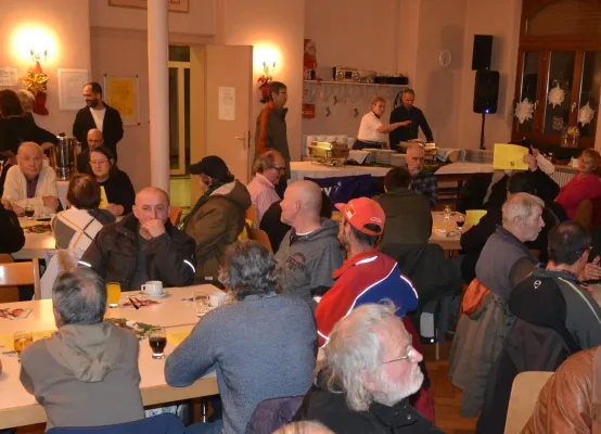 Bild: Einsame feiern Weihnacht in Apostelkirche Ludwigshafen - Dekanin Barbara Kohlstruck erfreut über guten Besuch