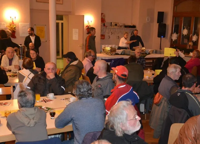 Bild: Einsame feiern Weihnacht in Apostelkirche Ludwigshafen - Dekanin Barbara Kohlstruck erfreut über guten Besuch