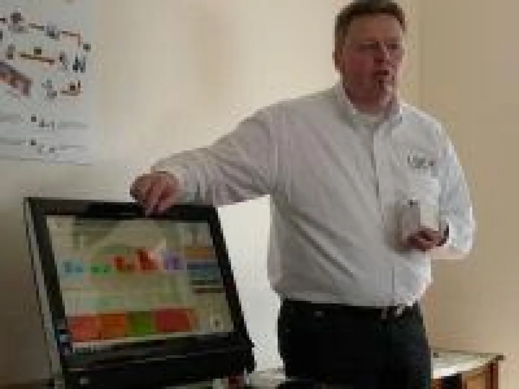 Martin Reich (scemtec automation), erläuterte den Besuchern die Technologie der Zukunft, die es älteren oder behinderten Menschen ermöglichen kann, zu Hause zu leben.