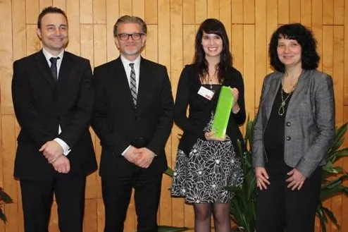 Bild: „AutoVision-Absolventen-Award 2010“ für außergewöhnliches Engagement an Nina Nolte vergeben