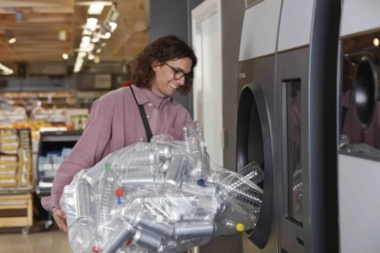 Bild: TOMRAs R1 wird YouTube Star: Edeka Hittfeld landet mit High-Speed-Pfandautomat viralen Hit