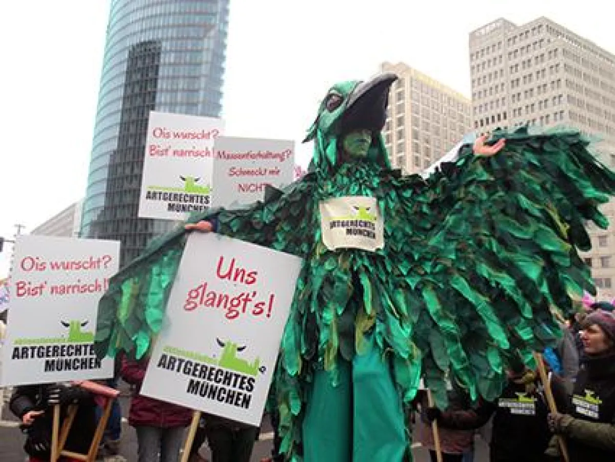 Demonstranten in Berlin. Mit dabei: Das Stelzentheater Illumina