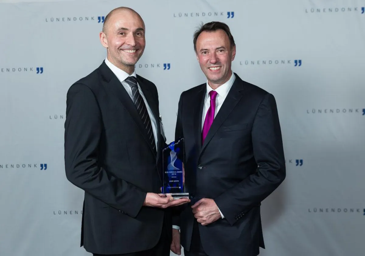 (v.r.) Matthias Mierisch, CEO, und Marcus Metzner, CMO, mit dem Lünendonk B2B-Service Award
