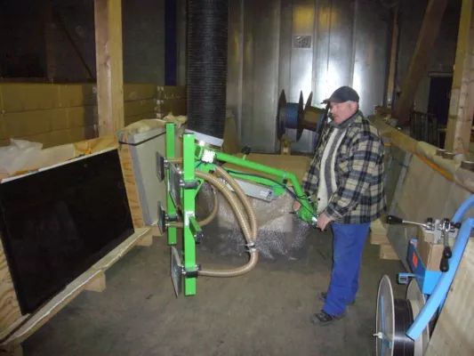 Vakuumschlauchheber von AERO-LIFT vereinfacht Transport von Gartenmöbeln Bild: Vakuumschlauchheber von AERO-LIFT vereinfacht Transport von Gartenmöbeln