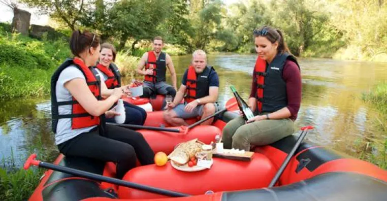 Wo Wasser und Wein gemeinsam fließen: Weingüter an Thüringer Flüssen laden zur besonderen Weinlese ein Bild: Wo Wasser und Wein gemeinsam fließen: Weingüter an Thüringer Flüssen laden zur besonderen Weinlese ein