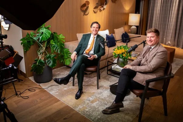 Bild: HotelPartner-Gründer Oliver Meyer startet Hospitality-Podcast "Ausgebucht"