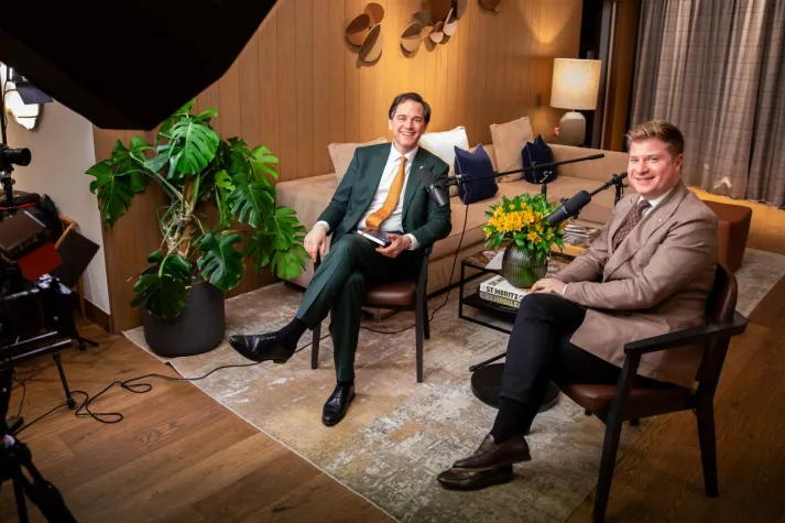 Bild: HotelPartner-Gründer Oliver Meyer startet Hospitality-Podcast "Ausgebucht"