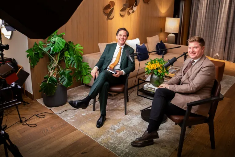 Bild: HotelPartner-Gründer Oliver Meyer startet Hospitality-Podcast "Ausgebucht"