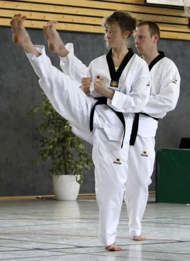 Bild: Kampfsport der Extraklasse - Taekwondo-Meister präsentieren traditionelle Formen