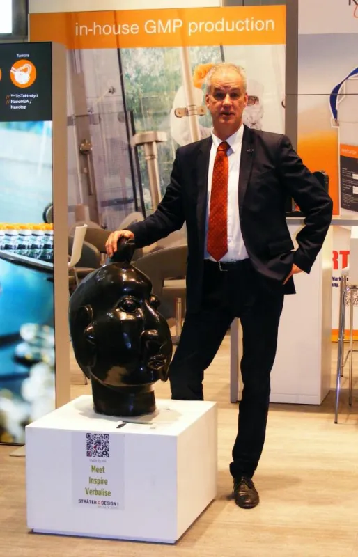 Stefan Moritz (MIV) vor eine Skulptur der Galierie Hafenliebe, Hamburg