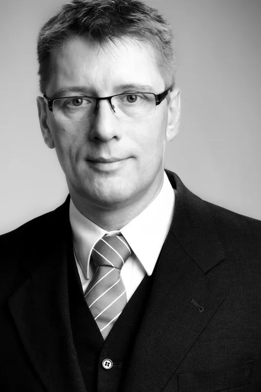 Dr. Hajo Wiemer, Symate GmbH, leitet die  Veranstaltung des Carbon Composites e.V.