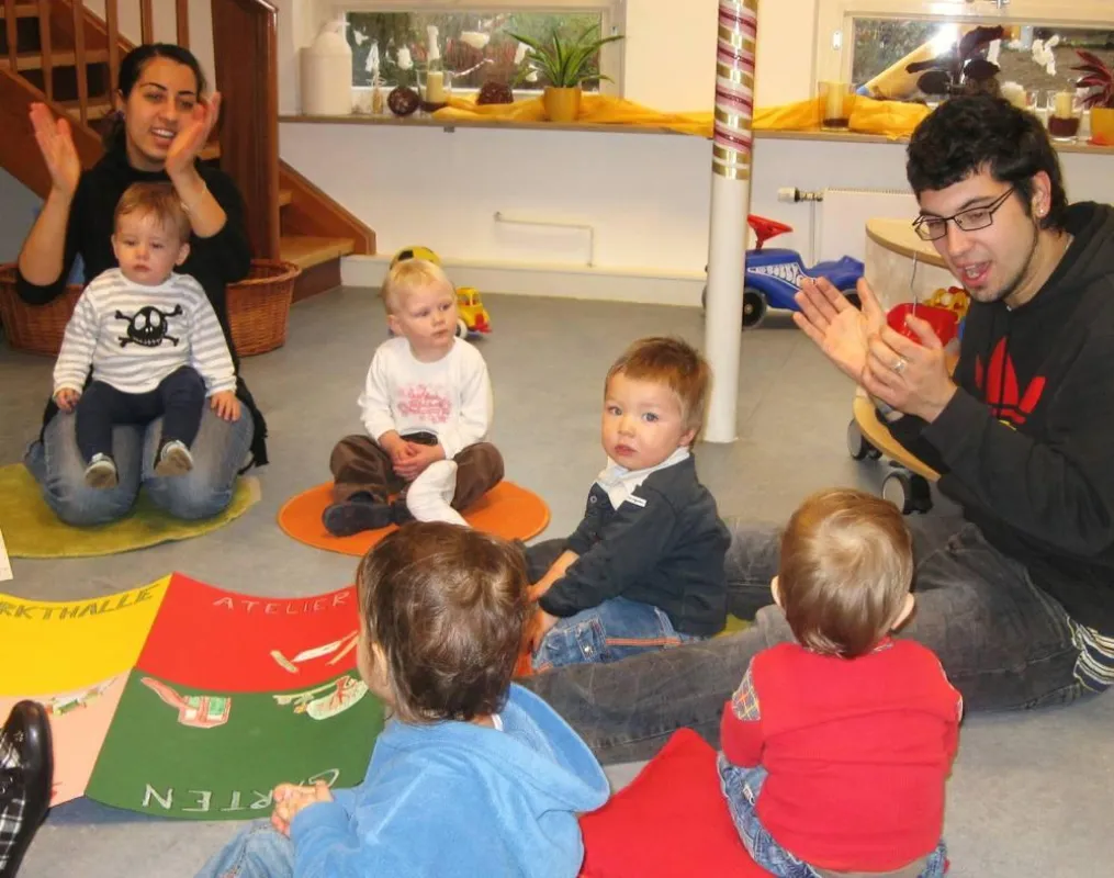 Morgentliche Kinderkonferenz in der Krippe