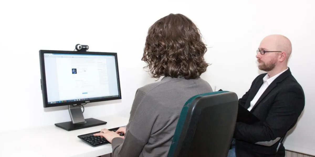 Ein Moderator führt die Nutzerin durch die Aufgaben im Usability Test.