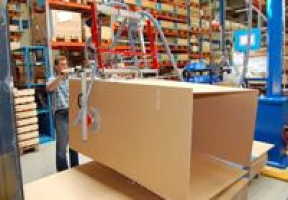 Bild: Verpacken mittels Vakuumheber - AERO-LIFT bietet Lösungen für unhandliche Kartonagen