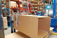 Bild: Verpacken mittels Vakuumheber - AERO-LIFT bietet Lösungen für unhandliche Kartonagen