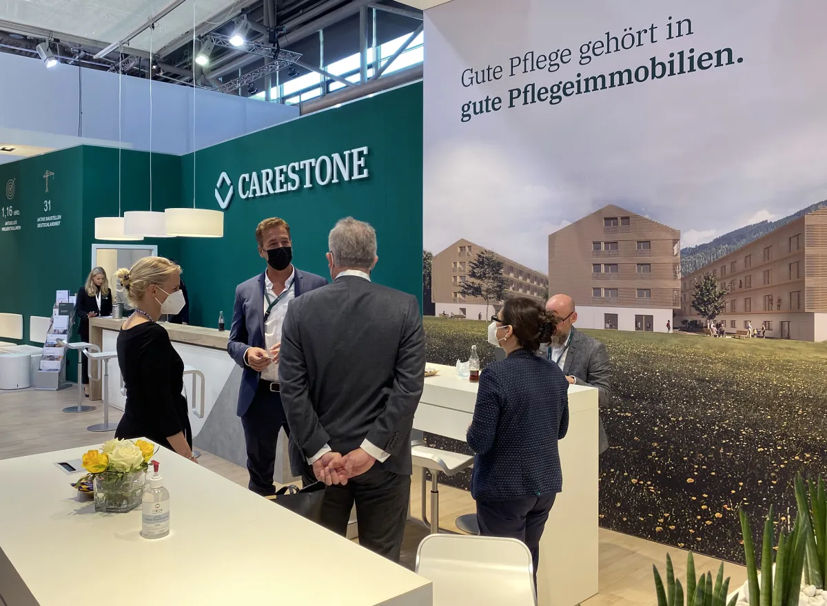 Nette Gespräche auf dem Messestand der Carestone-Gruppe. (© Carestone Group GmbH)