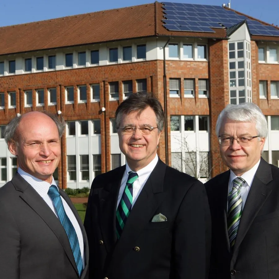 Von links: Der Vorstand Otmar Tibes, Lothar Erbers (VV) und Heinz-Wilhelm Hermeling