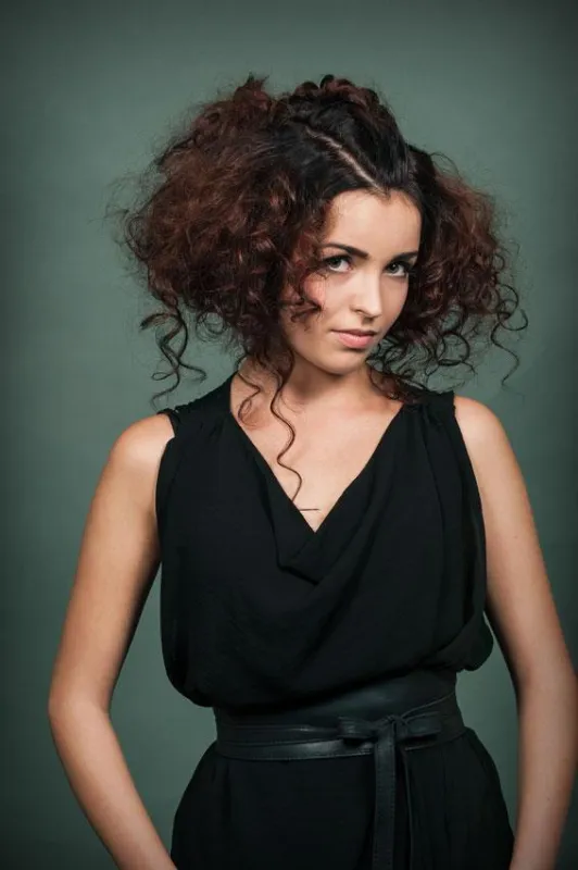 Mit locker hochgesteckten Locken oder Wellen liegt man in der Ballsaison 2013/2014 voll im Trend